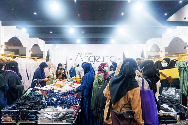 Salah satu booth mode dan fashion yang diserbu pengunjung