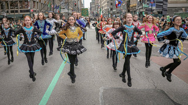 Sejumlah anak dari Irish Dancing and Music Association of America menari selama parade tahunan Hari Saint Patrick di 5th Avenue di Manhattan di New York City, New York, AS, 17 Maret 2023. Foto: Mike Segar/REUTERS