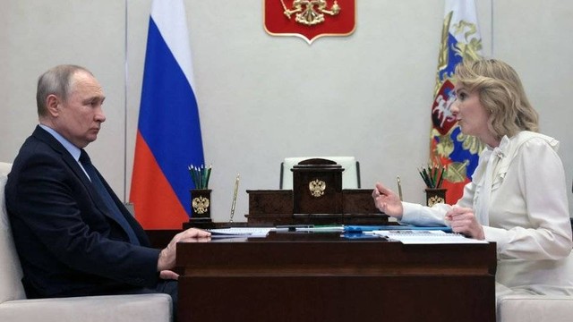 Vladimir Putin dan Maria Lvova-Belova, komisioner hak anak Rusia dalam pertemuan mereka bulan lalu.