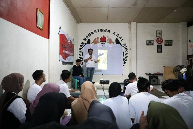 Suasana bedah film kepemimpinan Gandhi dan diskusi yang diselenggarakan Pemuda Mahasiswa Nusantara (PMN) di Gedung Pemuda, Lapang Merdeka, Kelurahan Gunungpatang, Kecamatan Cikole, Kota Sukabumi, Jumat (17/3). Foto: Dok. Istimewa