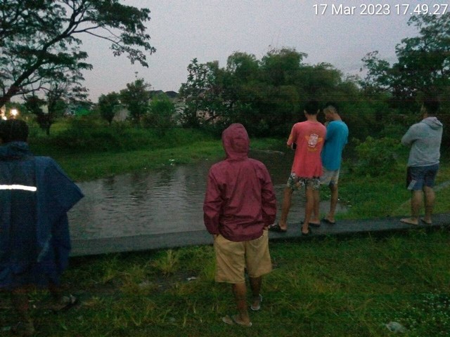 Warga saat berusaha mengevakuasi jenazah pria yang ditemukan tewas di sungai. Foto: istimewa