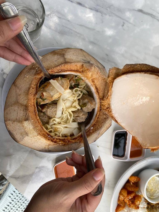 Bakso dalam buah kelapa. Foto: Lydia Salsabilla/Hi!Pontianak