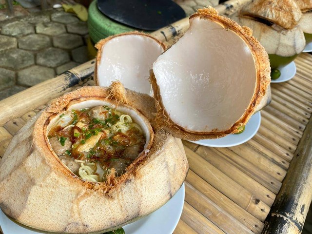 Menikmati bakso dalam buah kelapa. Foto: Lydia Salsabilla/Hi!Pontianak