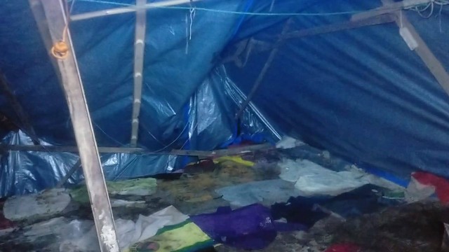 Tenda pengungsi gempa Cianjur di pengungsian Kampung Rawacina, Desa Nagrak, Kecamatan Cianjur, Jawa Barat, rusak diterjang banjir, Jumat (17/3) malam. Foto: Dok. Istimewa