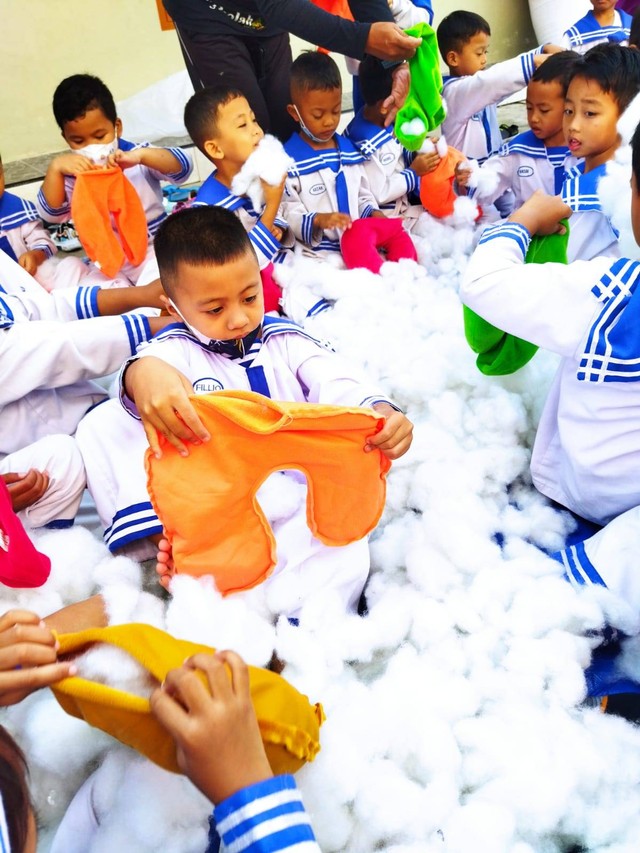 Anak-anak KB-TK Alkautsar Temanggung sedang membuat boneka sendiri