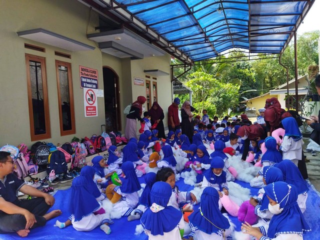 Suasana di rumah usaha Tin Panda Collection