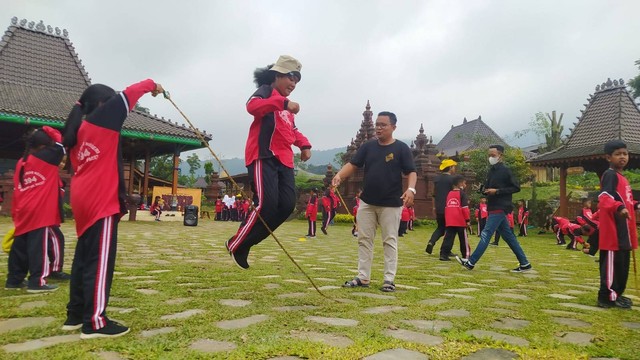 Parade Dolanan Jadoel Ajak Para Siswa SD Mainkan Wenga Papua hingga Egrang