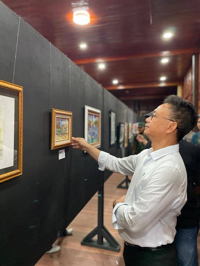 Wali Kota Pontianak, Edi Rusdi Kamtono, melihat pameran lukisan. Foto: Siti Annisa Aini/Hi!Pontianak