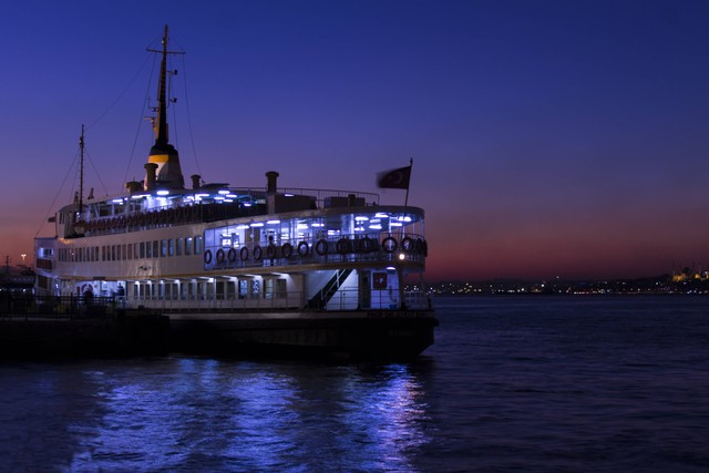 Ilustrasi kapal ferry yang berlayar di malam hari. Foto: Unsplash/Kenan Süleymanoğlu.