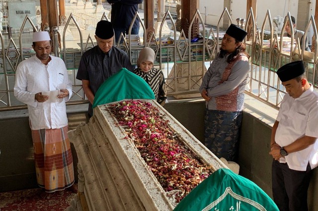 Gubernur Jateng Ganjar Pranowo bersama istri, Siti Atikoh, ziarah ke makam Sunan Gresik, Bedilan, Gresik, Jatim, Sabtu (18/3). Foto: Dok. Istimewa