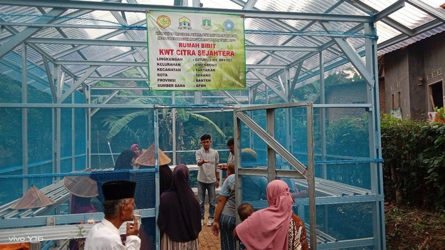 Relawan Orang Muda Ganjar Banten menggelar Program Bina Desa di sektor pertanian di Rumah Bibit KWT Citra Sejahtera Kampung Citurus, Banten. Foto: Dok. Istimewa