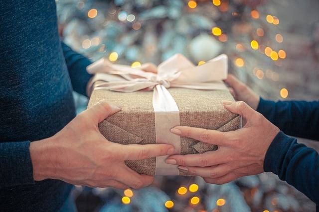 Ilustrasi Receiving gifts love language. Foto: Pixabay