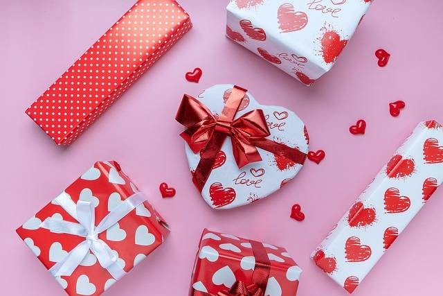 Ilustrasi Receiving gifts love language. Foto: Pixabay