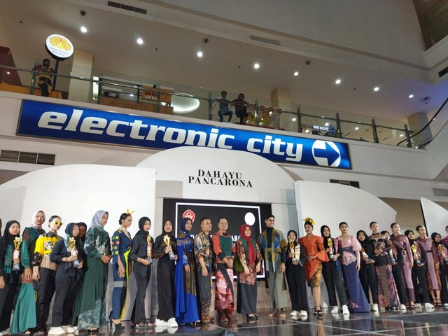Para siswa penerima penghargaan karya best of the best fashion show Skaniga