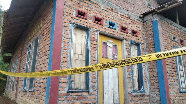sGaris polisi terpasang di lokasi penemuan mayat perempuan di belakang salah satu rumah warga di Nagari (Desa) Singgalang, Kecamatan X Koto, Kabupaten Tanah Datar, Sumatera Barat. Foto: Dok. Istimewa