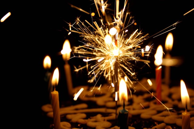 Ilustrasi kue ulang tahun. Foto: Unsplash/Nikhita Singhal.