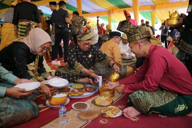 Hidangan makanan dengan talam yang menjadi tradisi masyarakat melayu. Foto: Khairul S/kepripedia.com