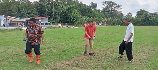 Kepala Dinas Pertanian Kota Kendari (tengah) bersama Kepala Seksi Kegiatan Kerja Lapas Kendari (kiri) lakukan pemupukan tanaman. Foto: Jaslan.