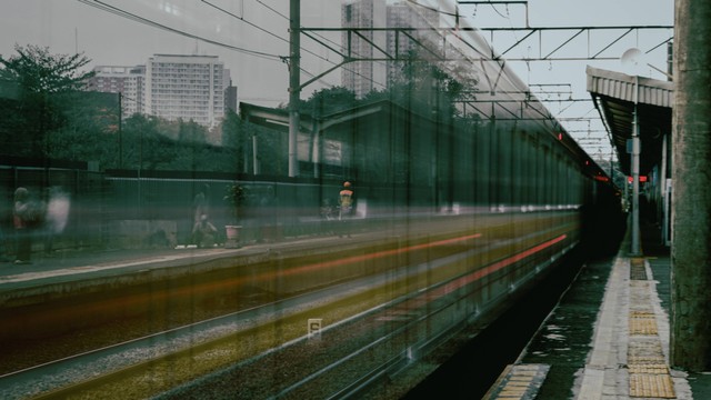 Ilustrasi Tarif Kereta Bandara Soekarno-Hatta 2023, Foto: Unsplash/Riffat Muntaz