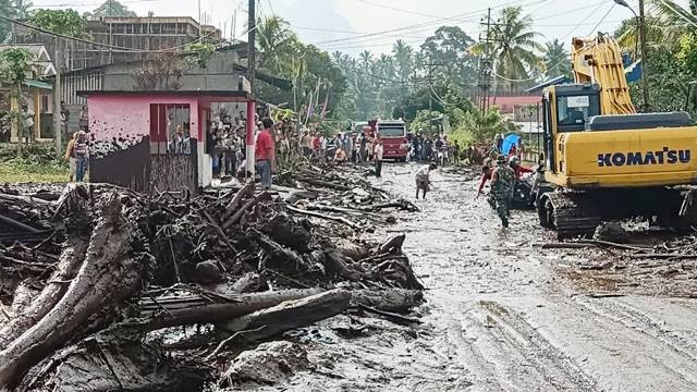 Pembersihan akses jalan Desa Klabat di Minahasa Utara, setelah sebelumnya diterjang banjir bandang, Sabtu (18/3) siang ini sekitar pukul 14.00 Wita.