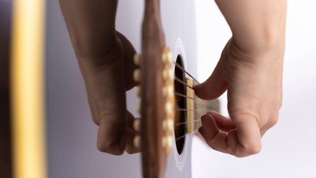 Ilustrasi bermain gitar. Foto: A Traves del Prisma/Shutterstock.