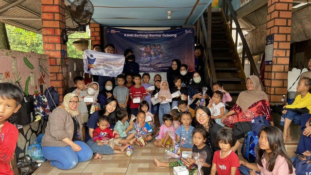 Dokumentasi kegiatan KAMI Berbagi bersama anak-anak dan masyarakat Kampung Pemulung, Bantargebang, Bekasi, Jawa Barat. Foto: Tim Dokumentasi Panitia KAMI Berbagi