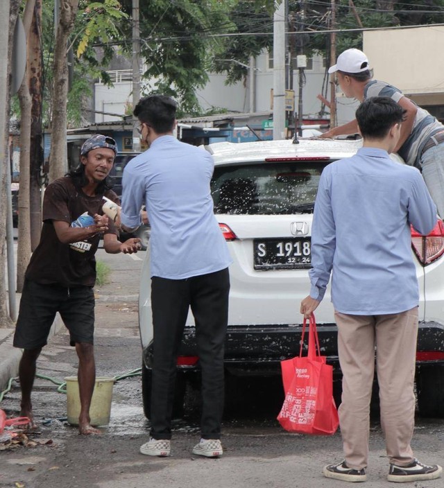 Dokumentasi Pribadi Potret Kegiatan Jumat Berkah di Kopikir Coffee & TV Surabaya