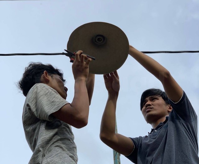 KKN Universitas Ahmad Dahlan (UAD) perbaiki penerangan di Padukuhan Jati Gunungkidul (Foto: Istimewa)