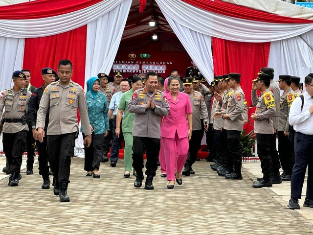 Kapolri meresmian pembangunan rumah dinas Brimob Polda Kalbar. Foto: Teri/Hi!Pontianak