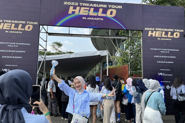 Sejumlah penggemar berdatangan di area Konser Treasure di ICE BSD, Tangerang, Sabtu (18/3/2023). Foto: Nurlaela/kumparan