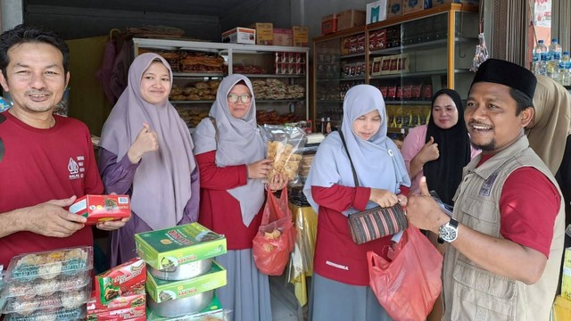 Tim Satgas Halal Kanwil Kemenag Aceh melakukan kampanye wajib sertifikasi halal 2024 bagi pelaku usaha di pusat jajanan oleh-oleh khas Aceh di Lampisang, Sabtu (18/3/2023). Foto: Dok. Kemenag Aceh