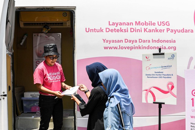 Warga bersiap melakukan pemeriksaan 'Ultrasonografi' (USG) payudara secara gratis saat sosialisasi mencegah kanker payudara di Jakarta, Sabtu (18/3/2023). Foto: M Risyal Hidayat/ANTARA FOTO