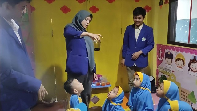 Ilustrasi "Pengabdian Masyarakat-Eksperimen Sains Sederhana". Kredit Foto: Munda Rahma Dana