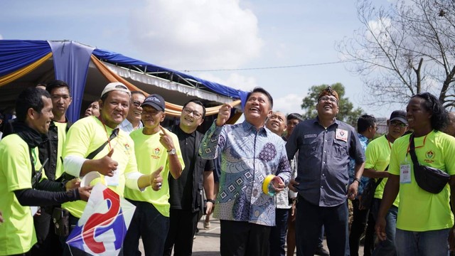 Gubernur Sumsel, Herman Deru, bermain layang-layang aduan di acara Perlasi. (dok. Pemprov Sumsel)