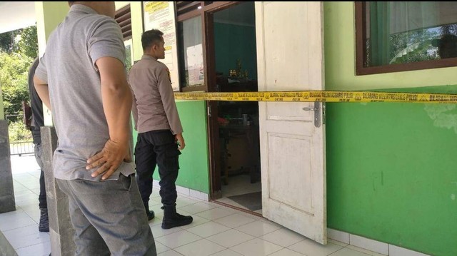 Polisi meninjau lokasi pencurian di SD di Gunungkidul. Foto: erfanto/Tugu Jogja