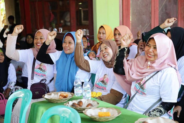 Wanita Nelayan Sadulur Ganjar meresmikan Rumah Produksi Pisang Sale. Foto: Dok. Istimewa