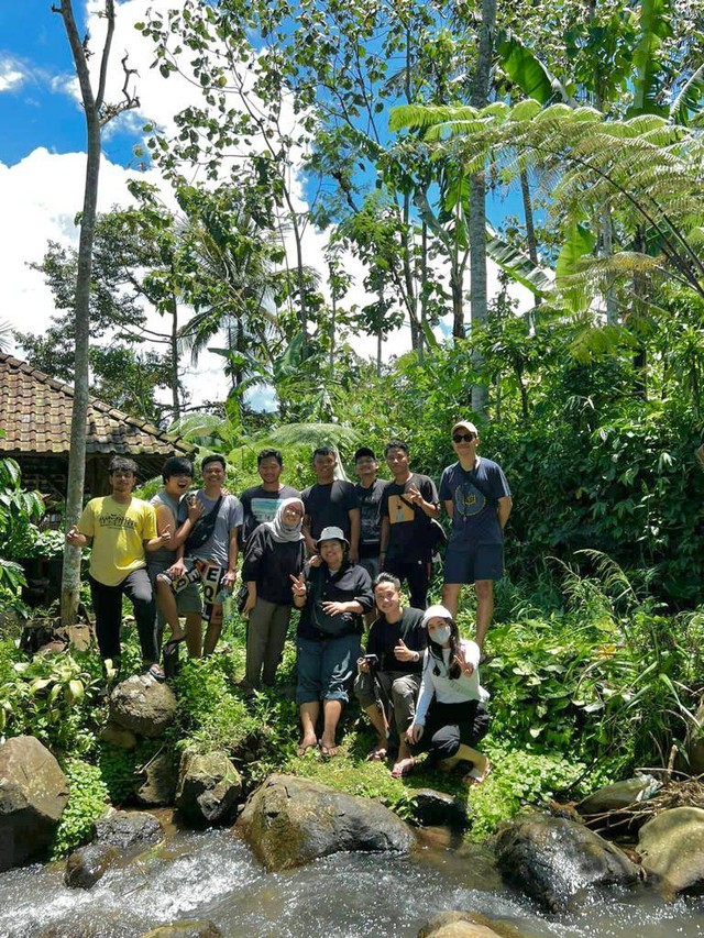 Foto bersama mahasiswa pariwisata UPN Veteran Jatim