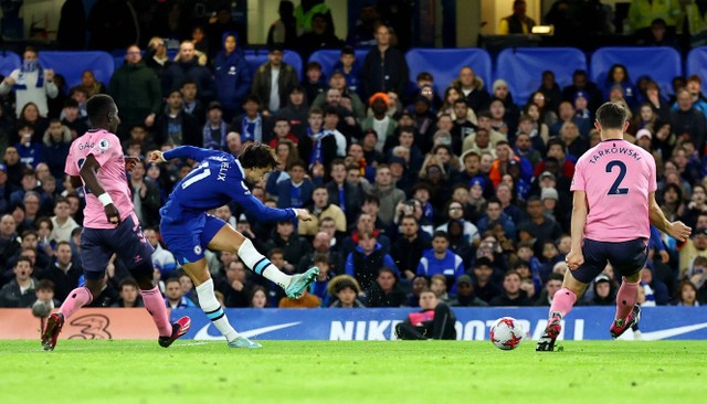 Joao Felix mencetak gol pembuka Chelsea saat melawan Everton dalam lanjutan Liga Inggris 2022/23 di Stadion Stamford Bridge, London, Inggris, pada Minggu (19/3). Foto: Hannah Mckay/Reuters