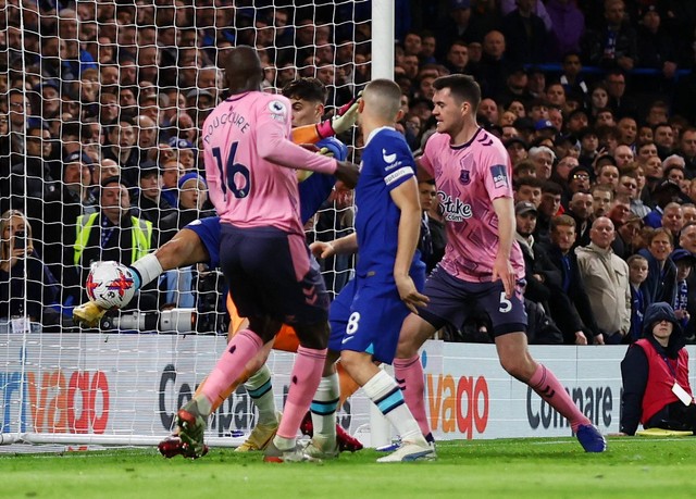 Kai Havertz menyapu bola yang sudah melewati garis gawang saat Chelsea melawan Everton dalam lanjutan Liga Inggris 2022/23 di Stadion Stamford Bridge, London, Inggris, pada Minggu (19/3) Foto: Mathew Childs/Reuters