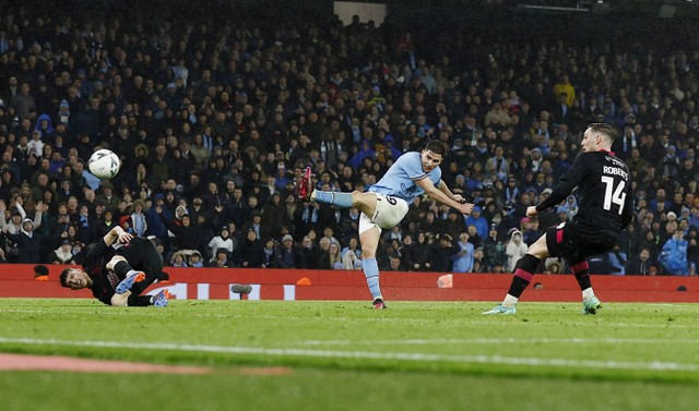 Julian Alvarez mencetak gol keenam Manchester City saat melawan Burnley dalam duel perempat final Piala FA 2022/23 di Stadion Etihad, Manchester, Inggris, pada Minggu (19/3). Foto: Jason Cairnduff/Reuters