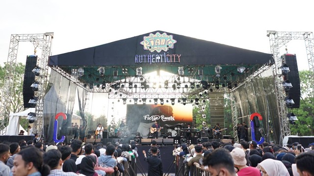 Penampilan Fiersa Besari di Festival Musik Nyanyian Riang Gembira yang memukau ribuan penonton di Plaza Glora Sriwijaya Jakabaring Palembang, Minggu (19/3) Foto: abp/Urban Id