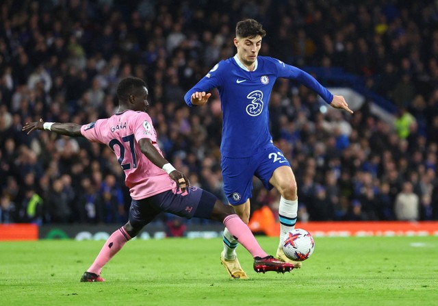 Idrissa Gueye dari Everton duel dengan Kai Havertz dari Chelsea di Stamford Bridge, London, Inggris. Foto: Hannah McKay/Reuters