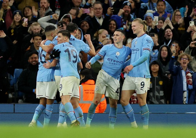 Erling Braut Haaland dari Manchester City merayakan gol ketiga mereka dengan Phil Foden saat pertandingan perempat Final Piala FA di Stadion Etihad, Manchester, Inggris. Foto: Phil Noble/Reuters