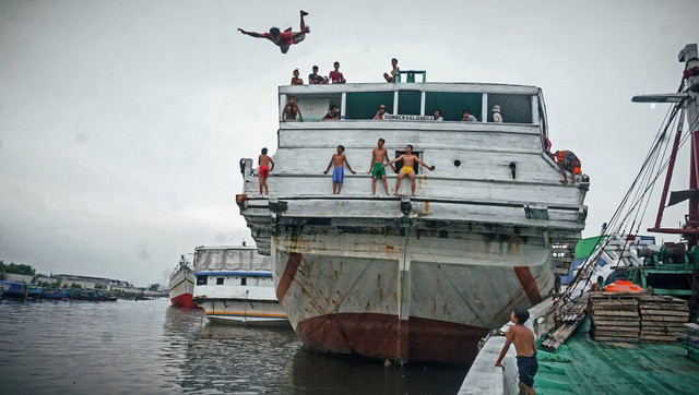Anak-anak bermain di Pelabuhan Sunda Kelapa, Jakarta Utara. Foto: Jamal Ramadhan/kumparan