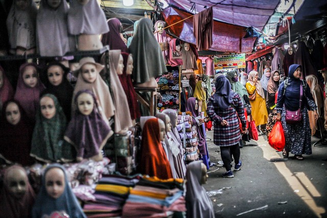 Para pengunjung di Pasar Tanah Abang. Foto: Jamal Ramadhan/kumparan