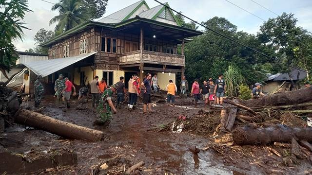 Pembersihan sampah sisa banjir bandang yang terjadi di Desa Klabat, Kecamatan Dimembe, Kabupaten Minahasa Utara.