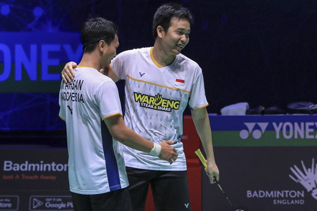 Pebulu tangkis ganda putra Indonesia Mohammad Ahsan (kiri) dan Hendra Setiawan (kanan) usai mengalahkan pebulu tangkis China Liang Wei Keng dan Wang Chang dalam pertandingan semifinal All England 2023 di Arena Birmingham, Inggris, Sabtu (18/3/2023). Foto: Humas PBSI/Antara Foto