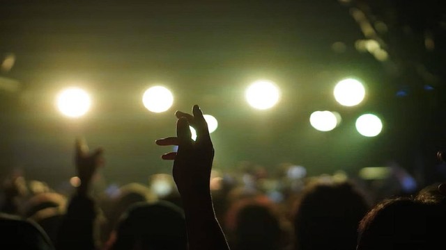 Keterangan Gambar: Ilustrasi para penonton yang menikmati sebuah acara konser musik. Sumber: Unsplash.com