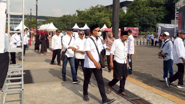 Massa peringatan Hari Desa Nasional ke-9 mulai berdatangan di halaman parkir Timut Stadion Gelora Bung Karno, Minggu (19/3/2023). Foto: Ananta Erlangga/kumparan