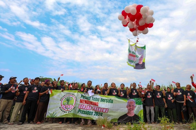 Ratusan petani tebu di Desa Gadel, Kecamatan Tukadana, Kabupaten Indramayu memberikan dukungan untuk Ganjar Pranowo Presiden 2024. Foto: Dok. Istimewa
